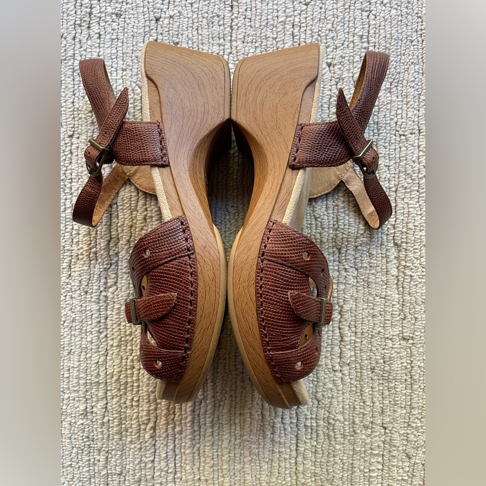 Dansko Tan Strappy Women's Sandals Size 10. EUC. Like new. Super comfortable.